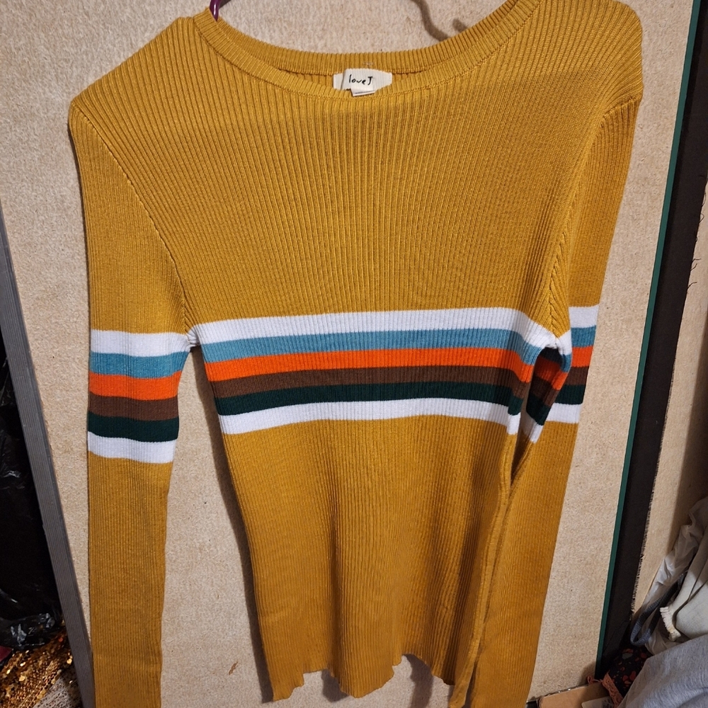 Fitted stretchy long sleeve sweater
